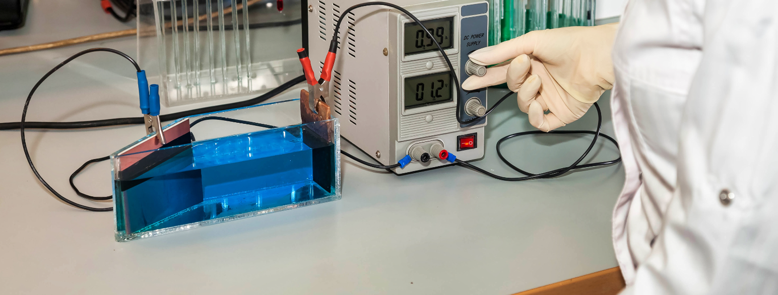 Elektrolyse i en kjemisk lab