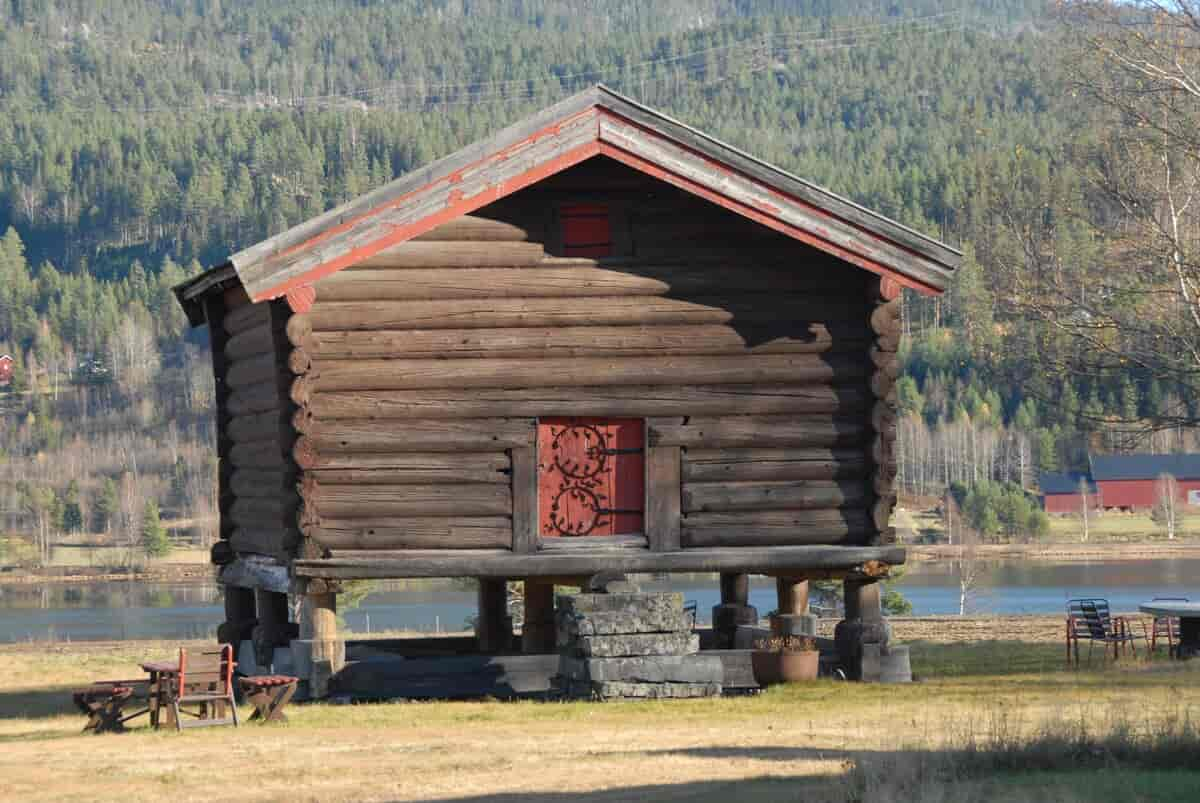 Det eldste huset i Rollag er Alstadloftet frå mellomalderen.