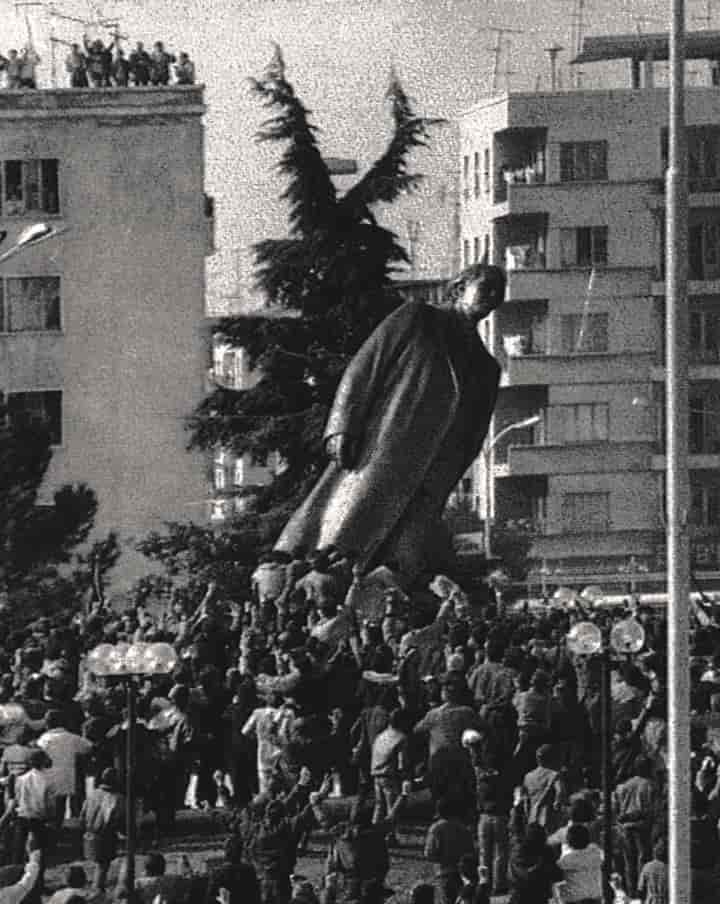 Albania, Hoxha-monument rives