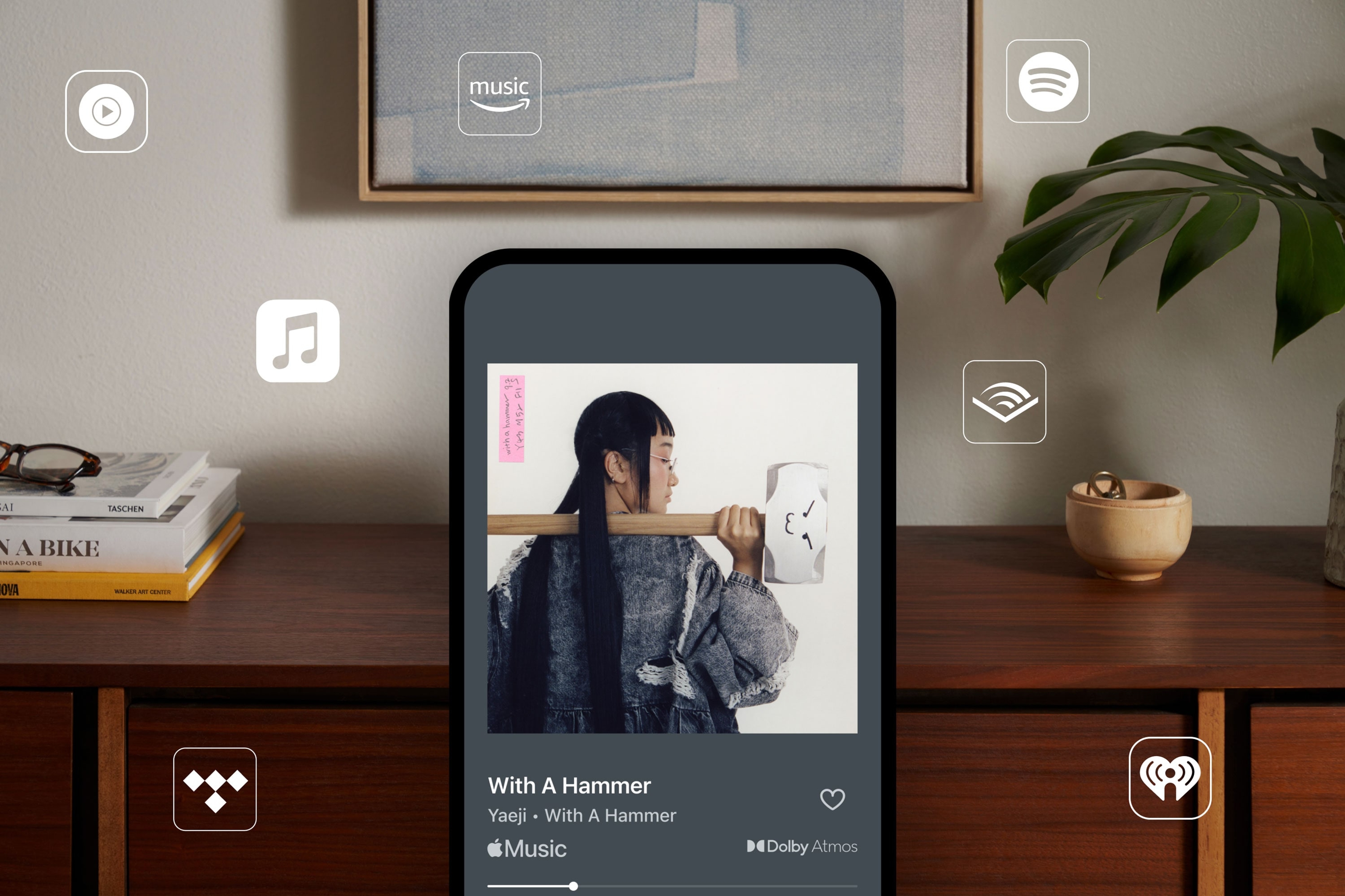 Telefono con contenuto in riproduzione da Apple Music e loghi di vari servizi di streaming musicale