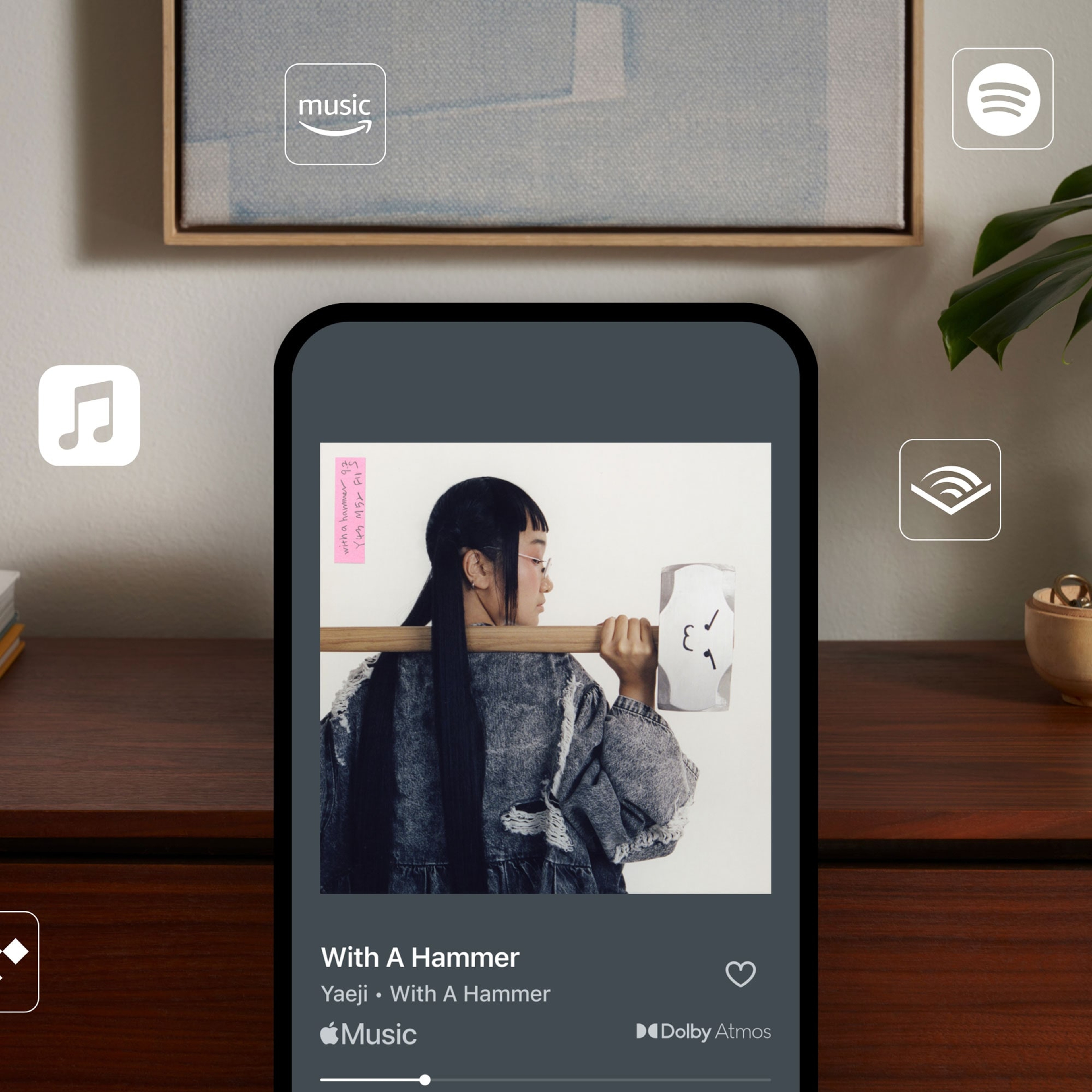 Telefono con contenuto in riproduzione da Apple Music e loghi di vari servizi di streaming musicale