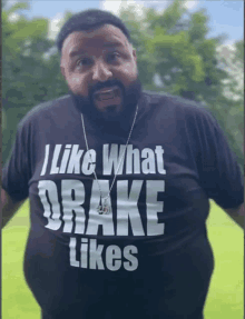 a man wearing a black shirt that says " i like what drake likes "