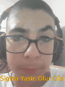 a person wearing glasses and headphones with the words sigma yasin olur gibi on the bottom right