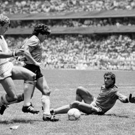 Qué fue de la vida de los cinco ingleses que no pudieron parar a Maradona