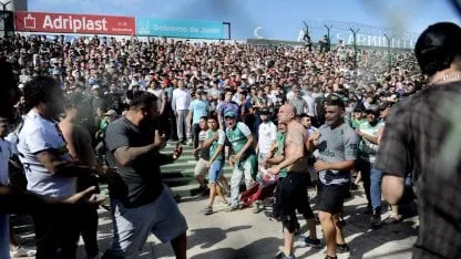 Golpes e incidentes entre hinchas de Sarmiento y Boca en el estadio