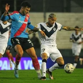 Vélez venció a Arsenal en una noche áspera y pasó a octavos