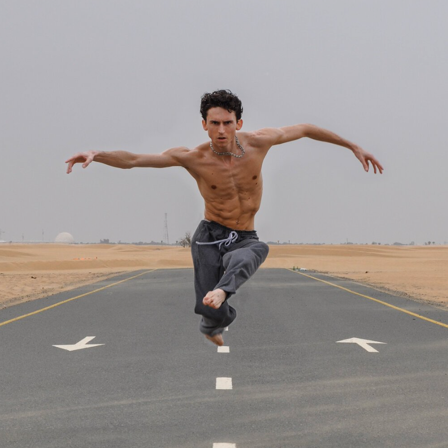 Arthur Cadre, danseur principal de la cérémonie de clôture des Jeux olympiques de Paris 2024: «Records est un spectacle d'une envergure rare en France»