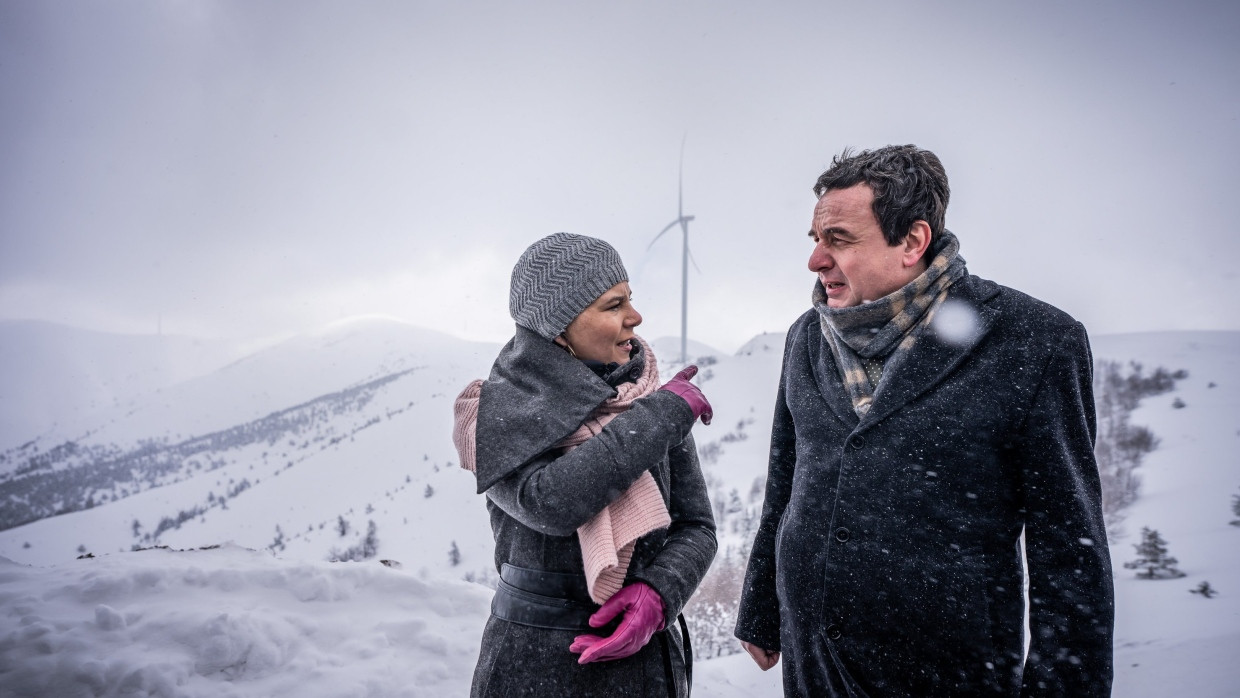 Windpark-Einweihung im Schneetreiben: Außenministerin Annalena Baerbock mit Kosovos Ministerpräsident Albin Kurti am Freitag in Mitrovica