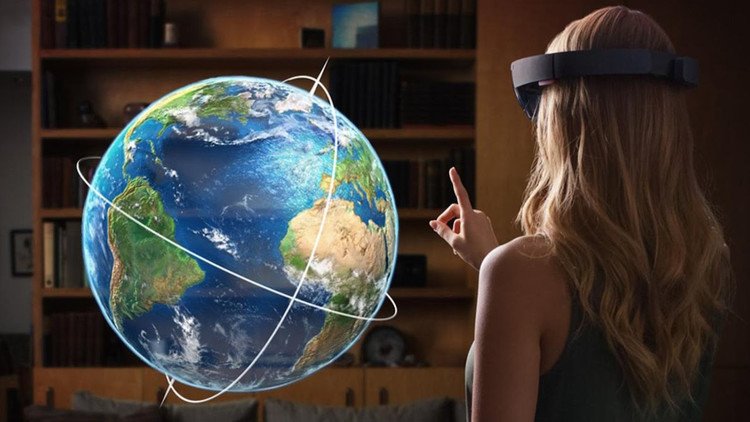 ‎ نظارات HoloLens، التي تعتقد مايكروسوفت إنها من خلالها يمكنها تغيير نوع الأنشطة اليومية من خلال قوة 