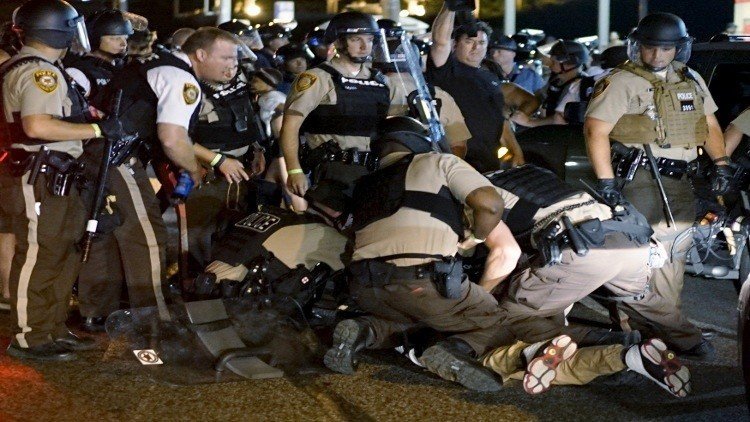 الشرطة الأمريكية تعتقل مواطنا أسود خلال احتجاجات فيرغسون