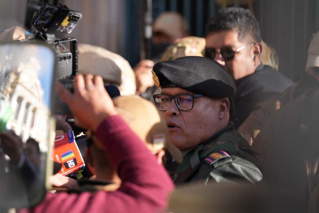لحظة اعتقال قائد الجيش البوليفي بعد محاولة الانقلاب الفاشلة (فيديو)