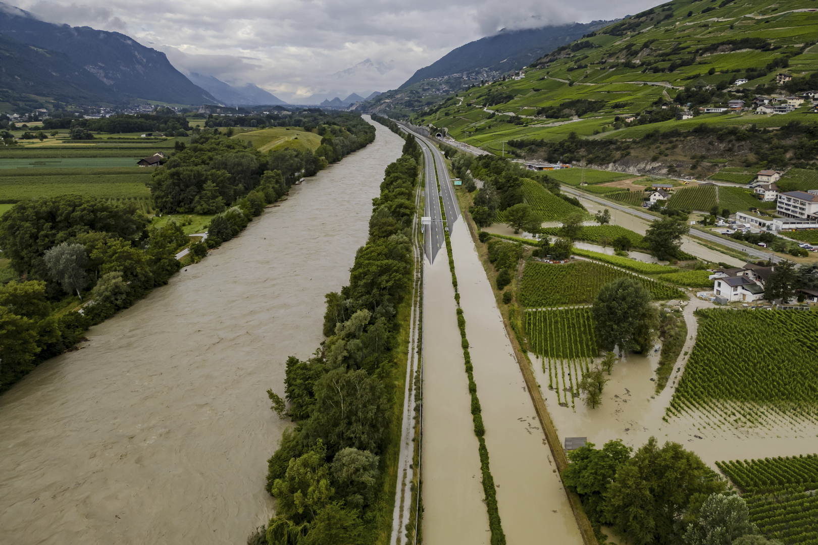 سويسرا.. مصرع شخصين وفقدان آخر جراء انهيار أرضي كبير (فيديو+صور)