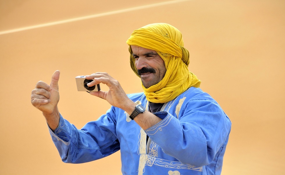 من قبائل البدو الرحل في المغرب يحمل كاميرا في يده