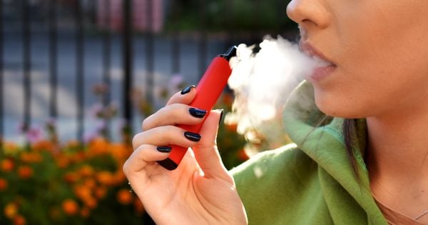 Existe uma falsa ideia de que o "vape" é mais seguro que o cigarro convencional, mas além de problemas nos pulmões a nova modinha também provoca danos à pele, principalmente a longo prazo.