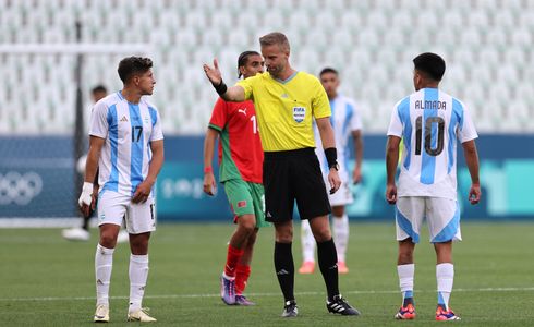 A partida foi marcada por uma confusão, quando o placar era de 2 a 2. No retorno do jogo, após um longo período, o gol de empate argentino foi anulado e Marrocos venceu por 2 a 1