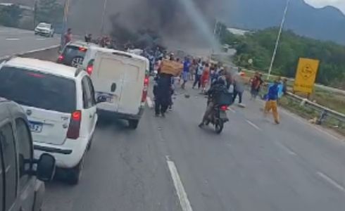 Protesto foi motivado por uma suposta contaminação da água na baía de Vitória que está prejudicando pescadores da região da Ilha das Caieiras