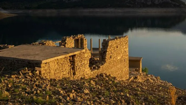 Seca dos últimos meses fez com que os níveis de água do reservatório caíssem drasticamente - revelando o que restava de várias casas e de uma escola.