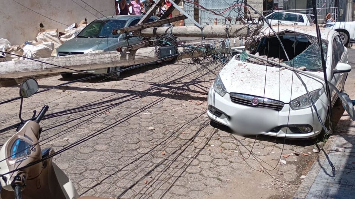 Poste acabou caindo em um carro no Centro de Ecoporanga