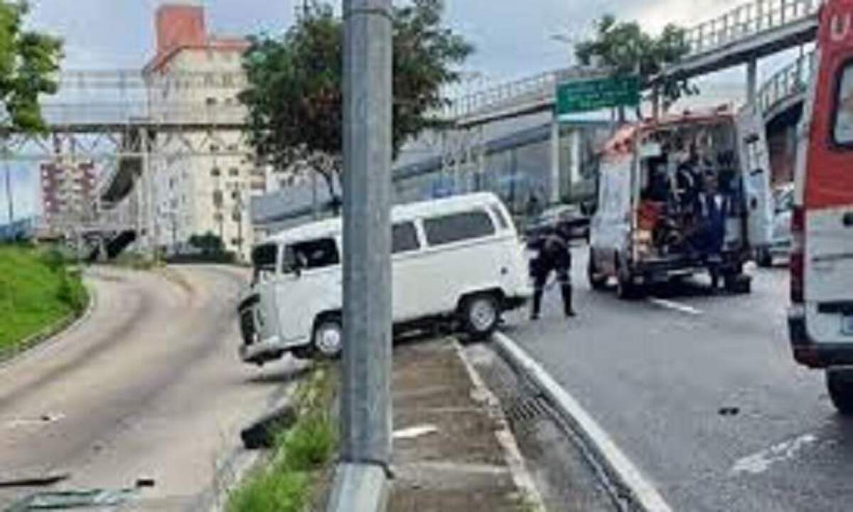 Depois de subir no meio-fio e bater em poste, Kombi foi saqueada -  (crédito: Redes sociais)