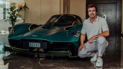 Vídeo: Alonso recebe supercarro da Aston Martin, mas acaba rebocado