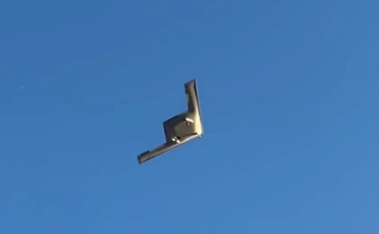 米空軍の新型ステルス爆撃機B-21レイダーの初飛行が確認される