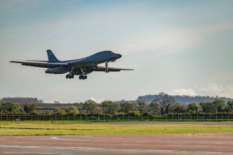 米空軍のB-1Bランサー戦略爆撃が着陸中に墜落、乗員は全員脱出