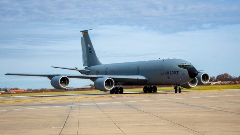 米空軍、KC-135空中給油機を自律飛行させ、最終的にドローン母船にする