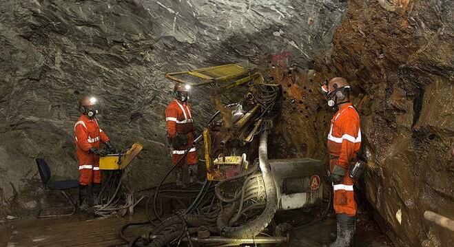 Trabalhadores em atividade de extração em mina de ouro em Minas Gerais