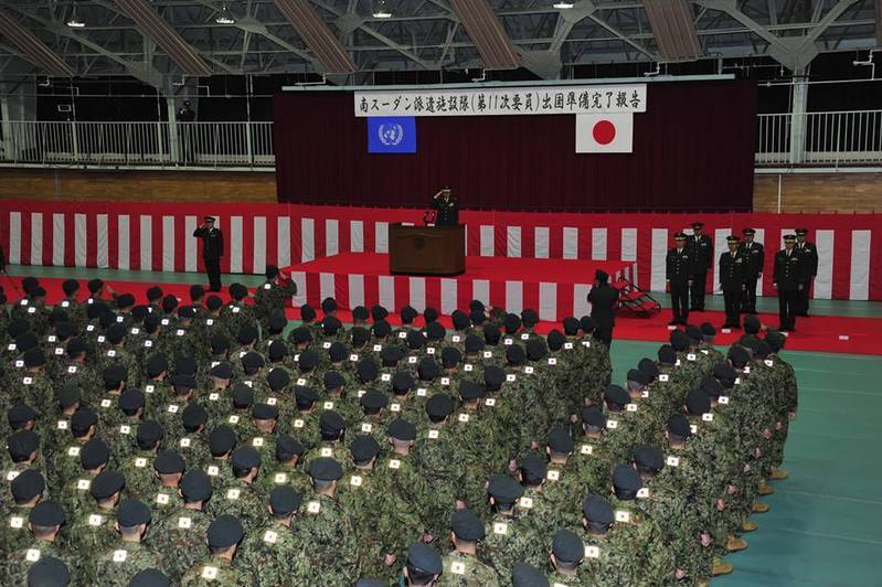 青森駐屯地での南スーダン派遣施設隊の出国行事。陸自提供