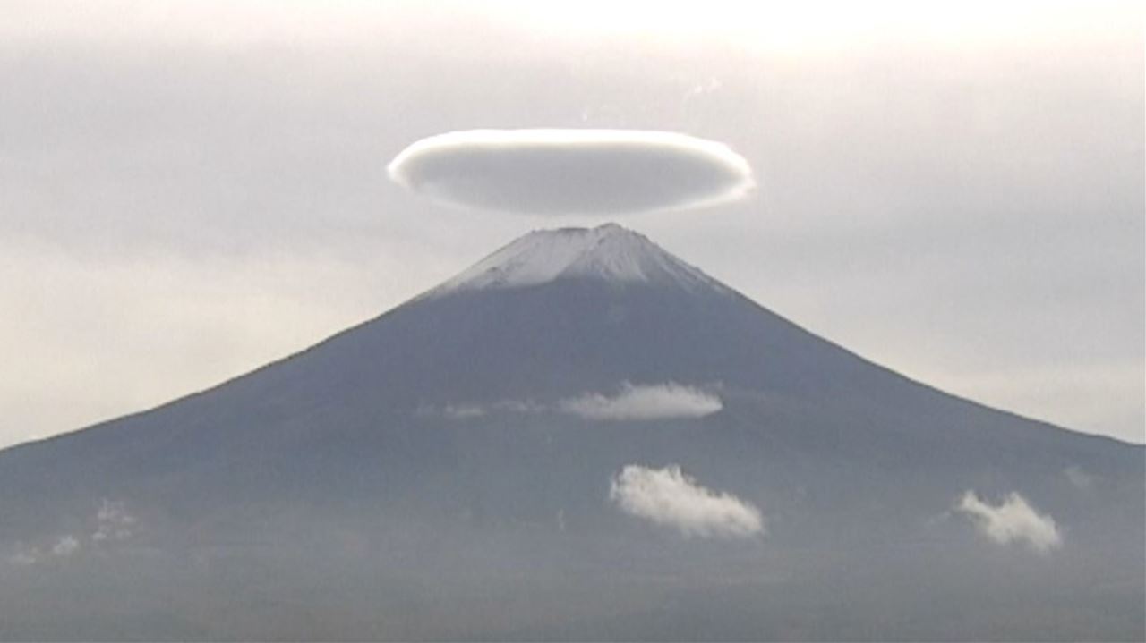 富士山　冬の装い進む　山頂付近に雪　