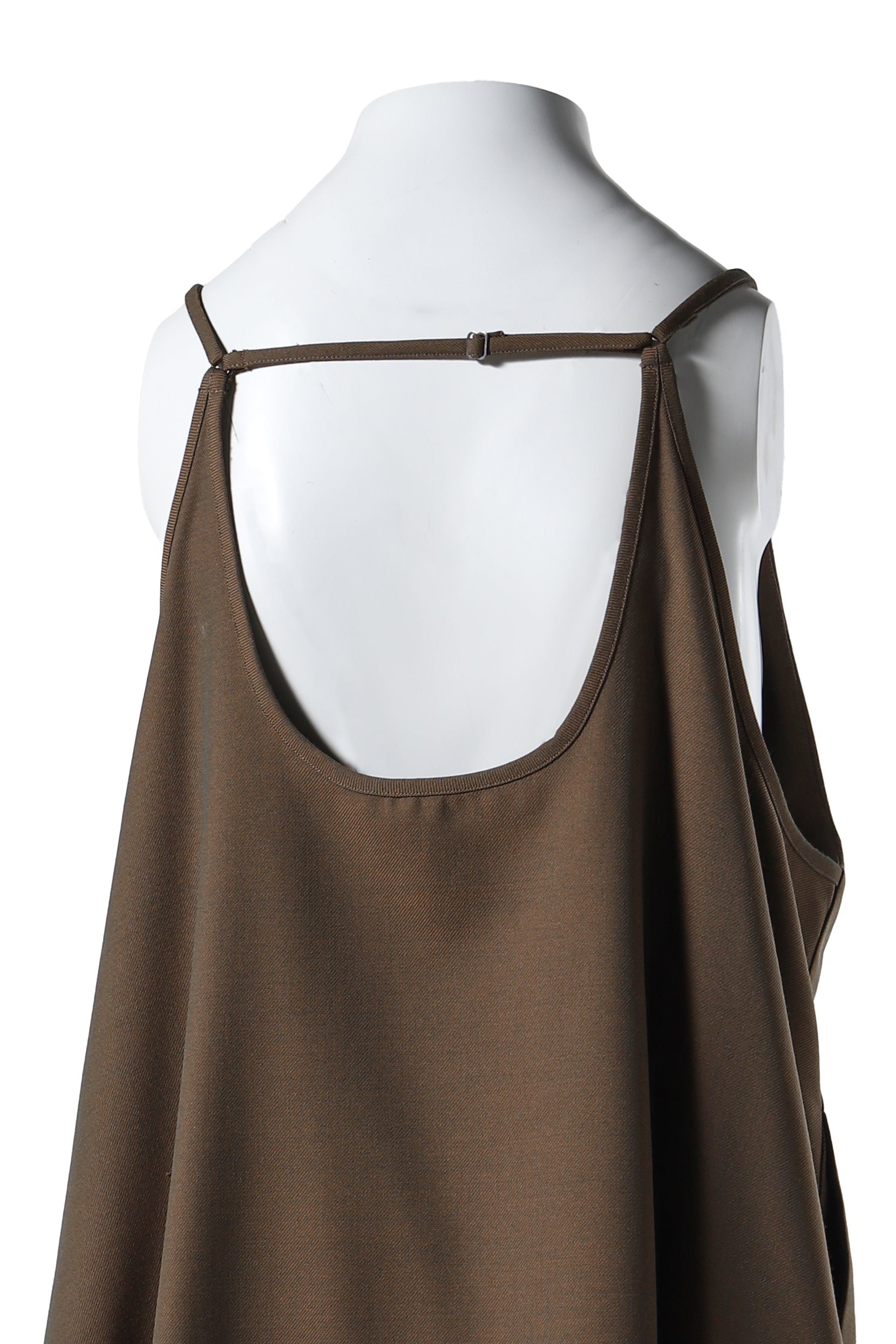 APRON PLEATS DRESS - GABARDINE / BRW