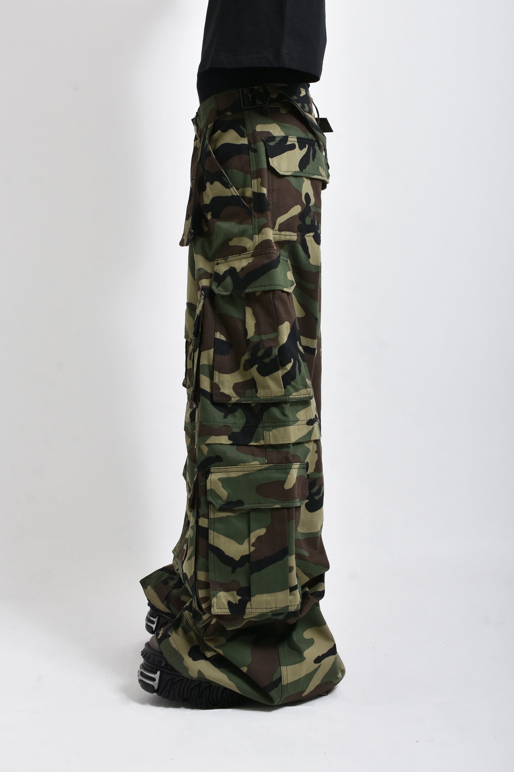 CAMO MULTIPOCKET CARGO PANTS / CAMO