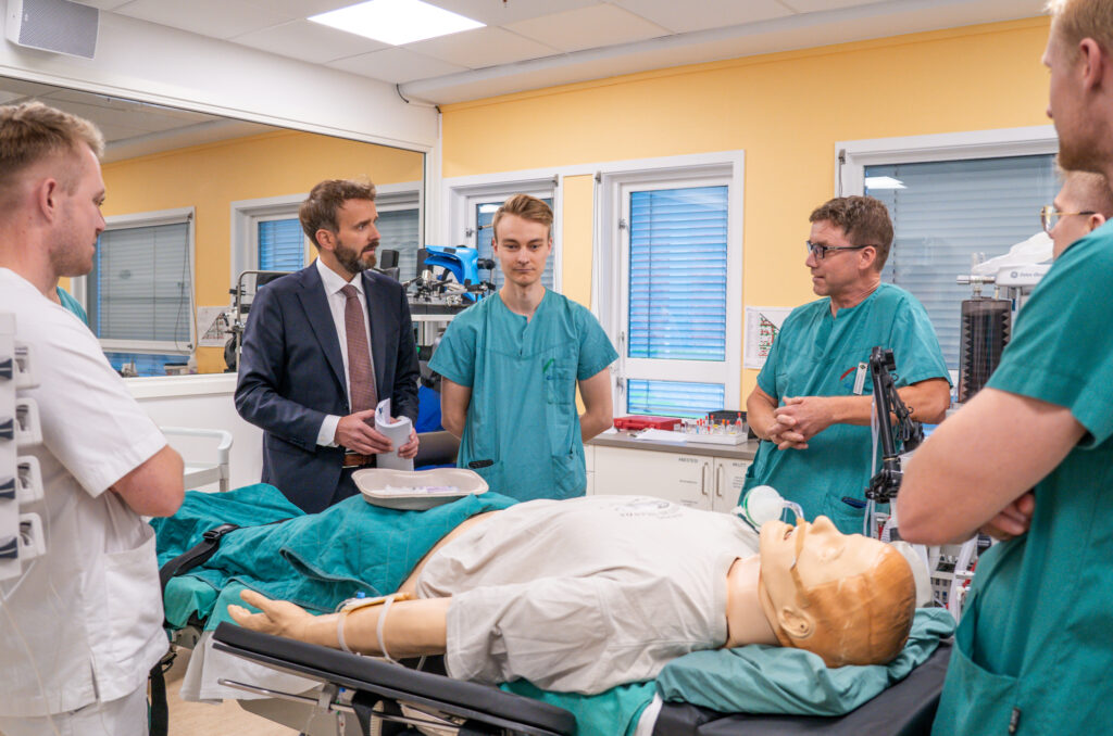 Helse- og omsorgsministeren i Simuleringssenteret i Gjøvik. Foto