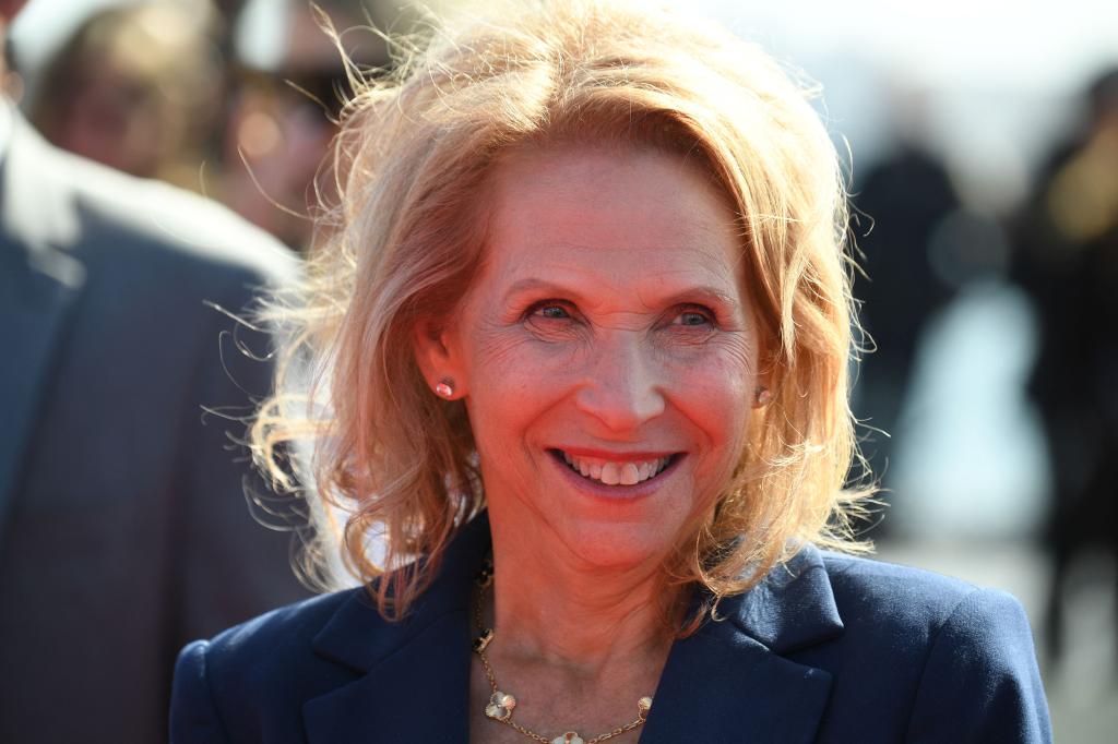 Shari Redstone is selling National Amusements, which owns 77% of Paramount Global's voting shares. 