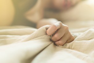 Hand sign orgasm : Grasping on bed