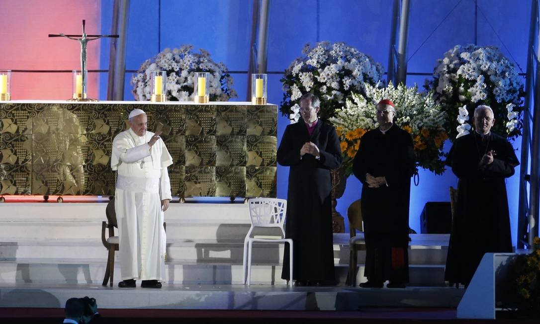 O Papa Francisco no palco da cerimônia de vigília em Copacabana Foto: Guito Moreto / O Globo