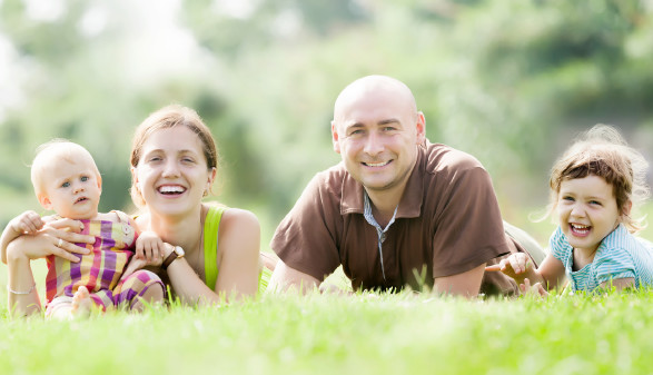 Familie liegt in Wiese