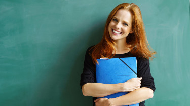 Junge Frau mit Unterlagen in der Hand