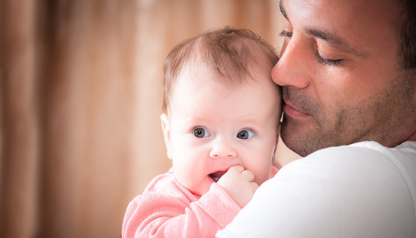 Vater hält Baby