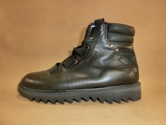■ブランド：PRADA（プラダ） ■ソールはVibram2661ソールを使用しました。 こちらの材質はガムライトになりますので比較的柔らかいソールです。 非常に履きやすいタイプです。