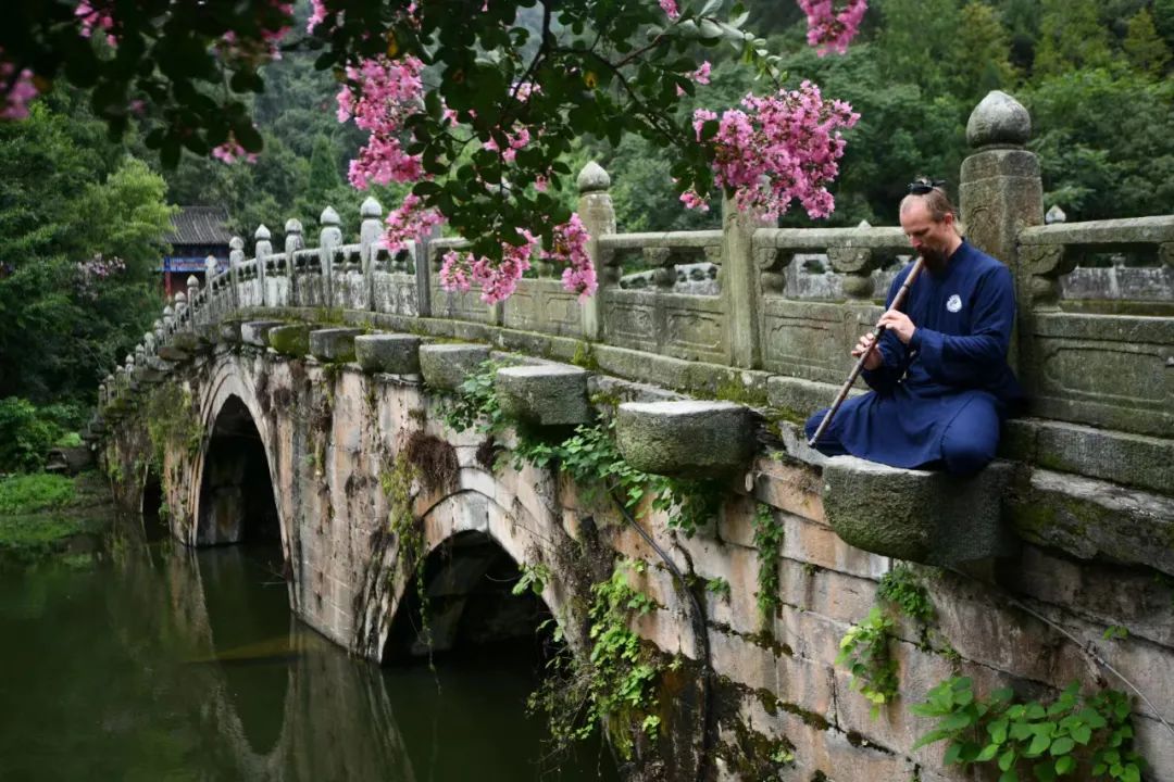 Tour du Monde 48 Jake Lee Pinnick, recherchant son rêve au Mont Wudang depuis 12 ans