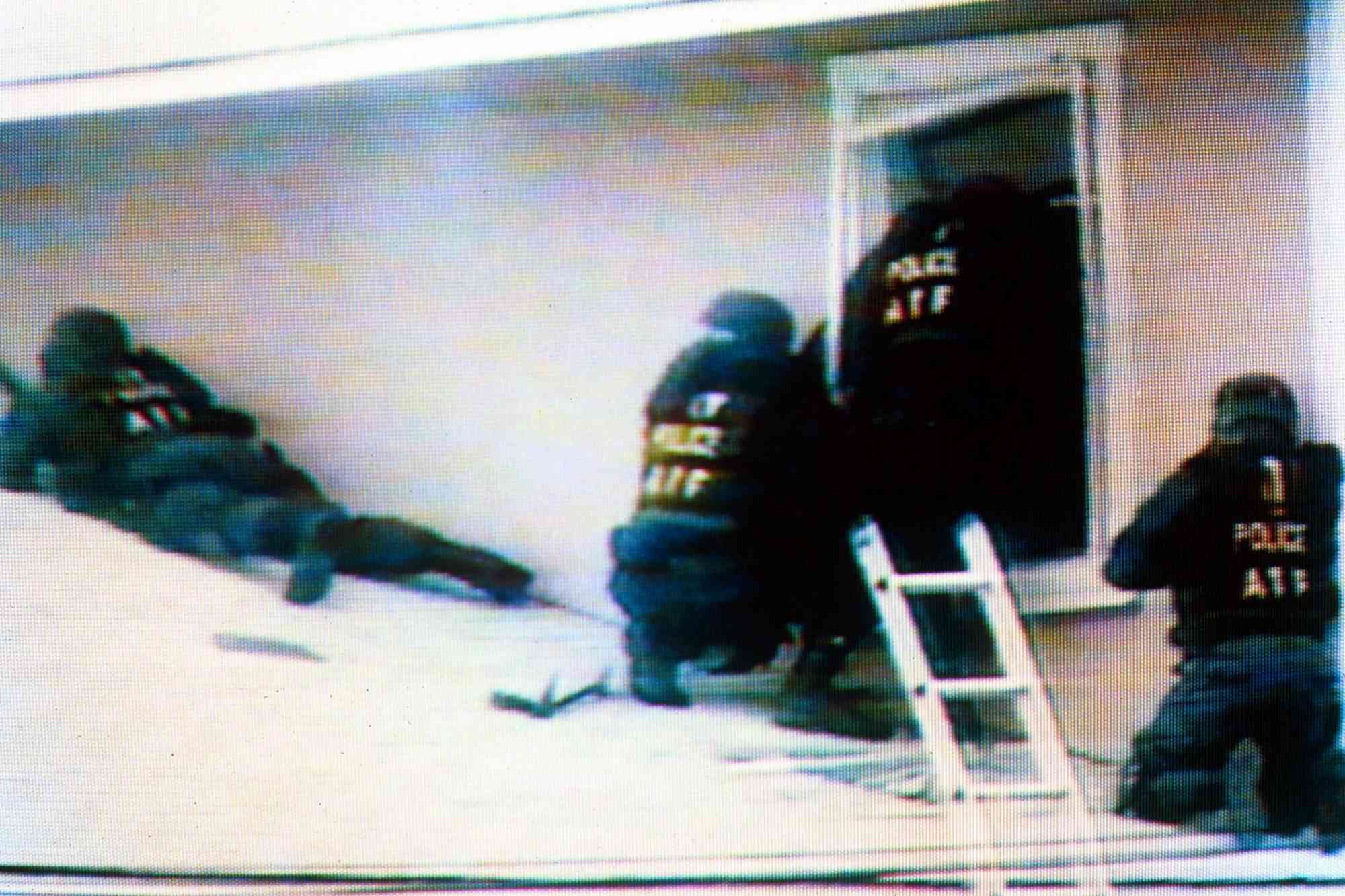 WACO SIEGE OF THE BRANCH DAVIDIAN RELIGIOUS SECT RANCH, TEXAS, AMERICA - MAR 1993