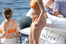 Camila Cabello luce sus curvas en un diminuto bikini naranja en Capri