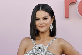 Selena Gomez cambia de look con mechas miel balayage