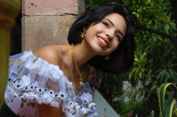 Angela Aguilar posa con vestido de su abuela