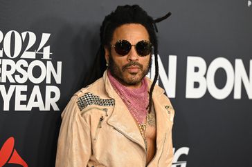 Lenny Kravitz cuero y botas en el gym