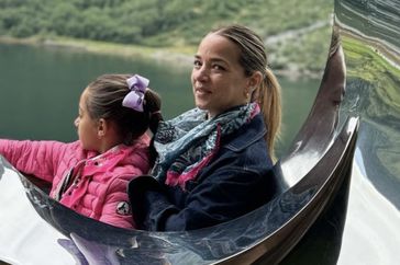 Adamari LÃ³pez y AlaÃ¯a a la moda en crucero por Noruega tout look Jun 28 2024