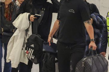 Adriana Lima y su novio Andre Lemmers llegan al aeropuerto de Sydney