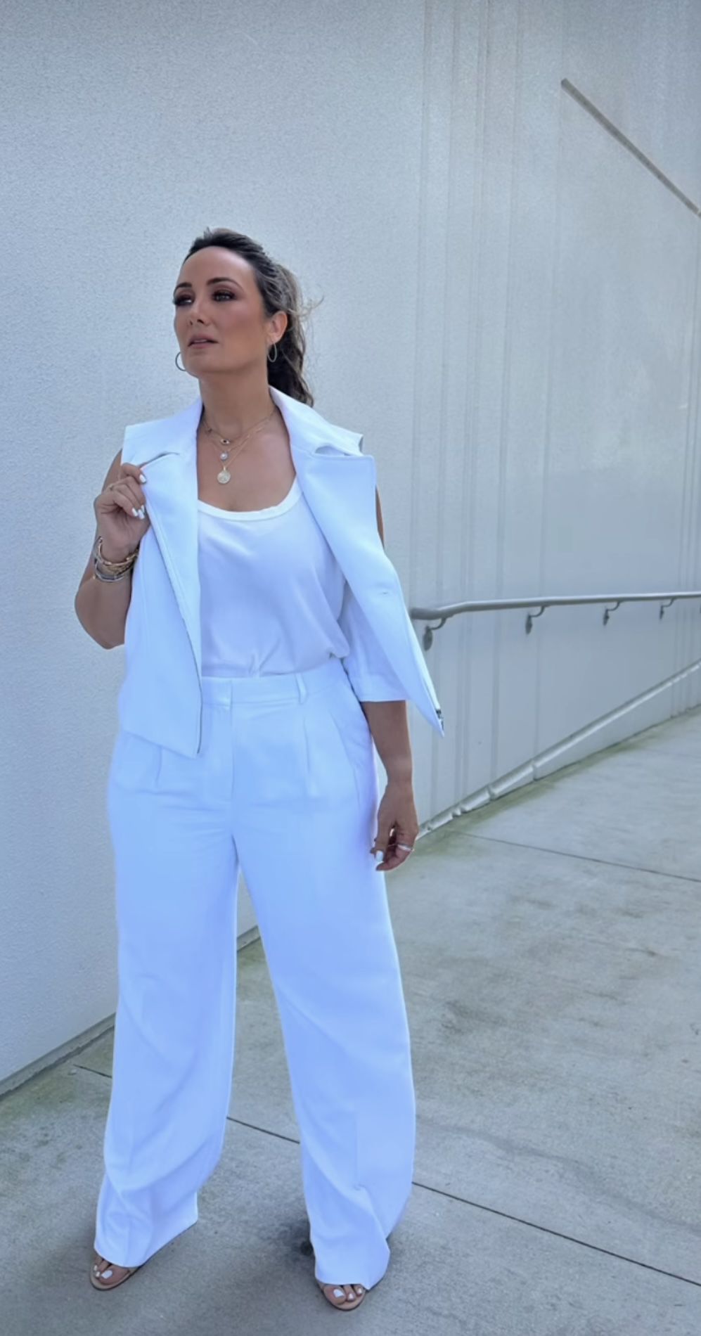 Karla Monroig look blanco May 8