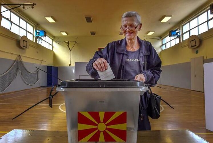 Una mujer vota en el refer�ndum para cambiar el nombre de Macedonia,...